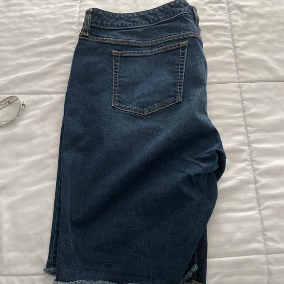 Torrid Bermuda shorts with raw hem - Picture 3 of 7